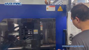 opening mold in injection molding machine