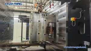 Magnetic platen clamping molds