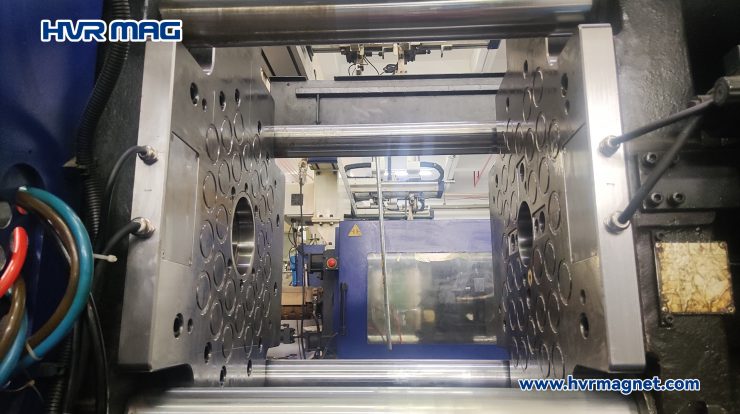 magnetic platen in quick mold change system